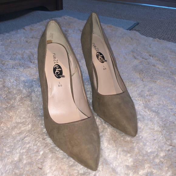 Women’s Pumps - Picture 2 of 2